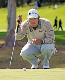 　第２ラウンド、９番でグリーンのラインを読む松山英樹。通算１アンダーで３３位＝リビエラＣＣ（共同）