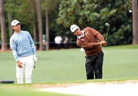 　調整する松山英樹（右）と片岡尚之（共同）