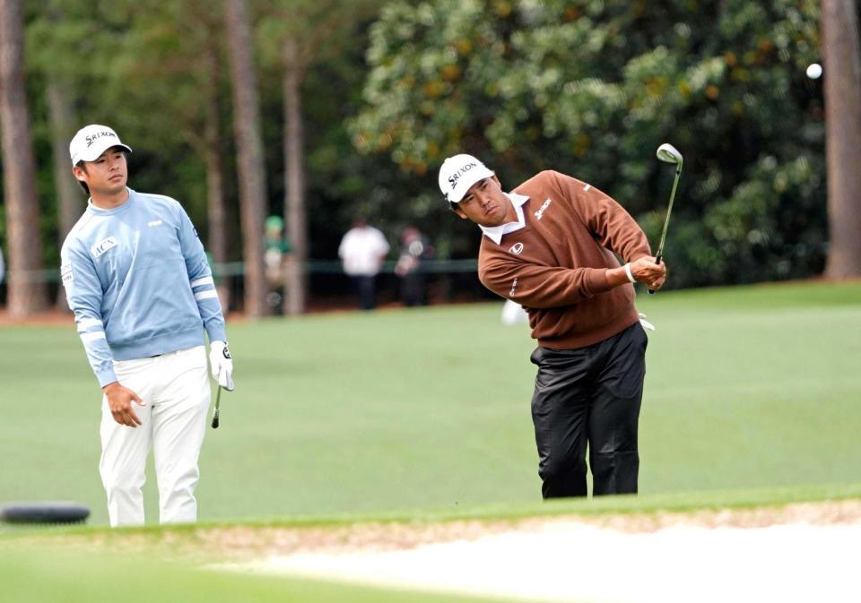 　調整する松山英樹（右）と片岡尚之（共同）