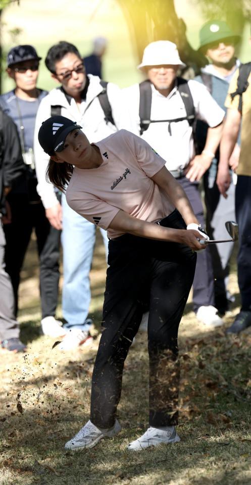 １１番、林の中から第３打を打つ渋野日向子（撮影・伊藤笙子）