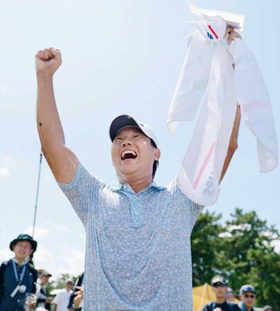 　ツアー初優勝を果たしガッツポーズする李尚熹
