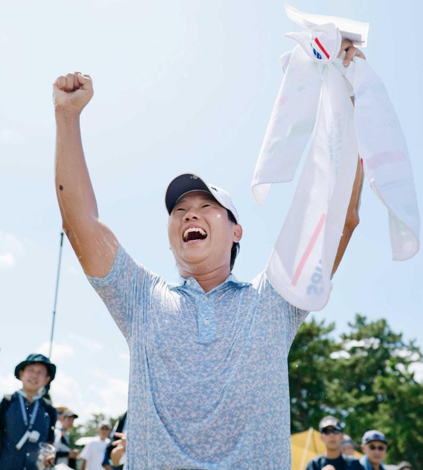 　ツアー初優勝を果たしガッツポーズする李尚熹