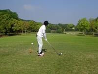 左のハザードをどう避けるか。大畑さんは本能的にクラブを短く持ってナイスショット