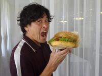 横綱バーガーを頬張る大畑さん