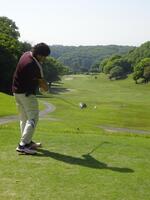 ２オンに成功した５番パー５で豪快なティーショットを打つ大畑さん