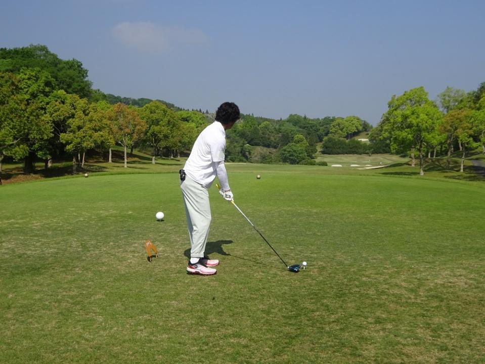 左のハザードをどう避けるか。大畑さんは本能的にクラブを短く持ってナイスショット