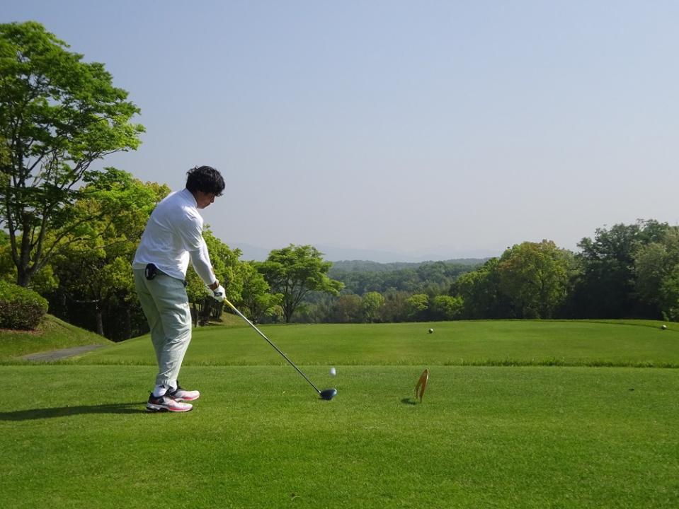 「短い」パー５の誘い文句が落とし穴となる。大畑さんもナイスショットがまさかのＯＢ