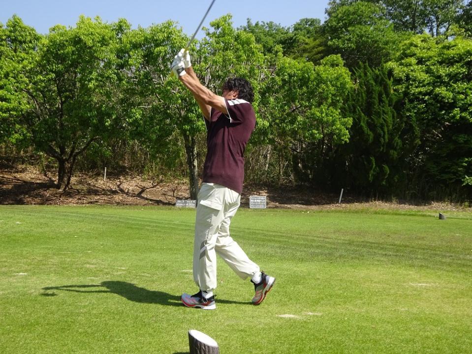 ３番４００ヤードを超えるミドルも軽く振ってパーをゲット