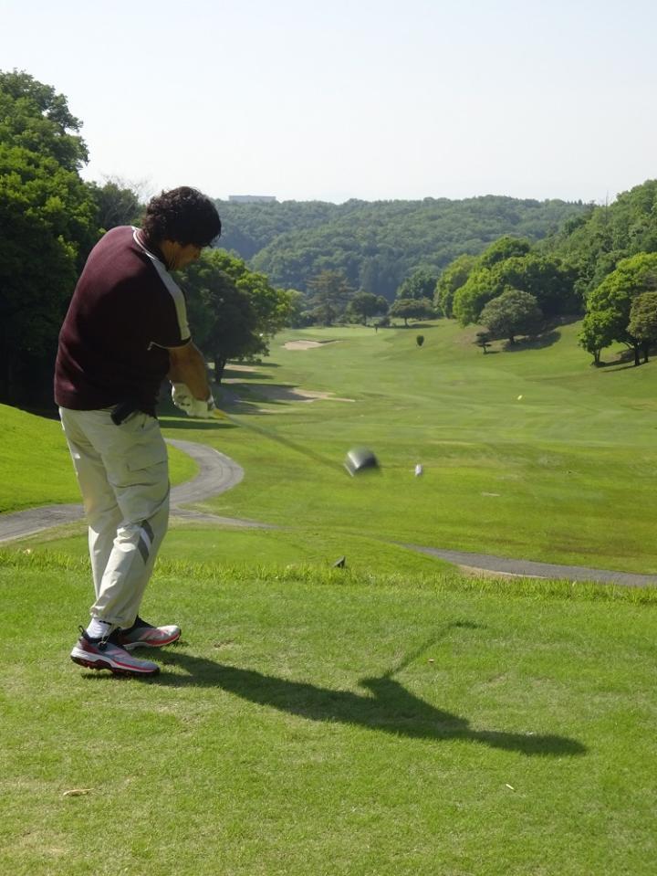 ２オンに成功した５番パー５で豪快なティーショットを打つ大畑さん