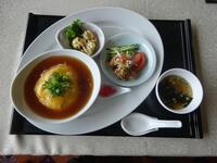 　「中華ランチ」は天津飯にエビ、唐揚げと食べ応え十分