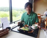 　「サーロインステーキ和風ソース」を堪能する大畑さん