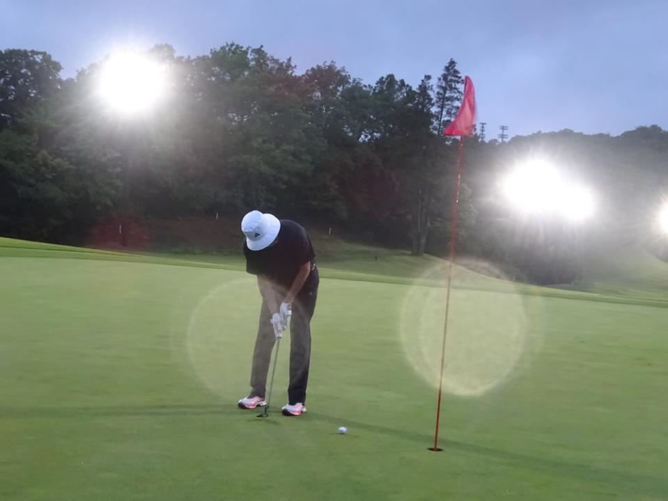 　初のナイトゴルフで見事なパー発進！