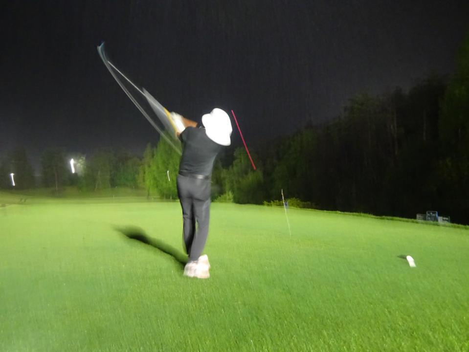 　ピンボケ御免！９番パー４での大畑さんの３００ヤードショットです