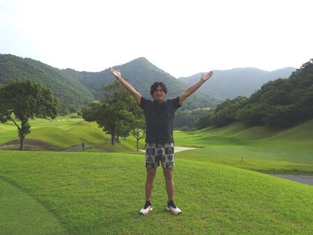 スタート前、雄大な景色の前でパチリ