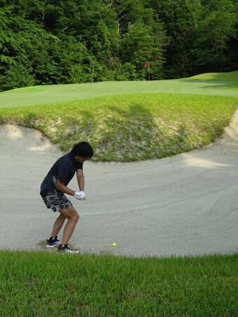 最高のバンカーショットを見せた４番