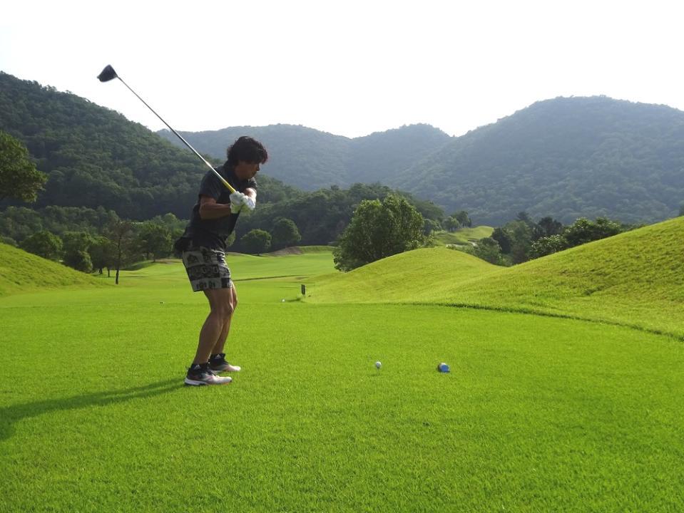 ２番パー５で谷越えに挑む大畑さん