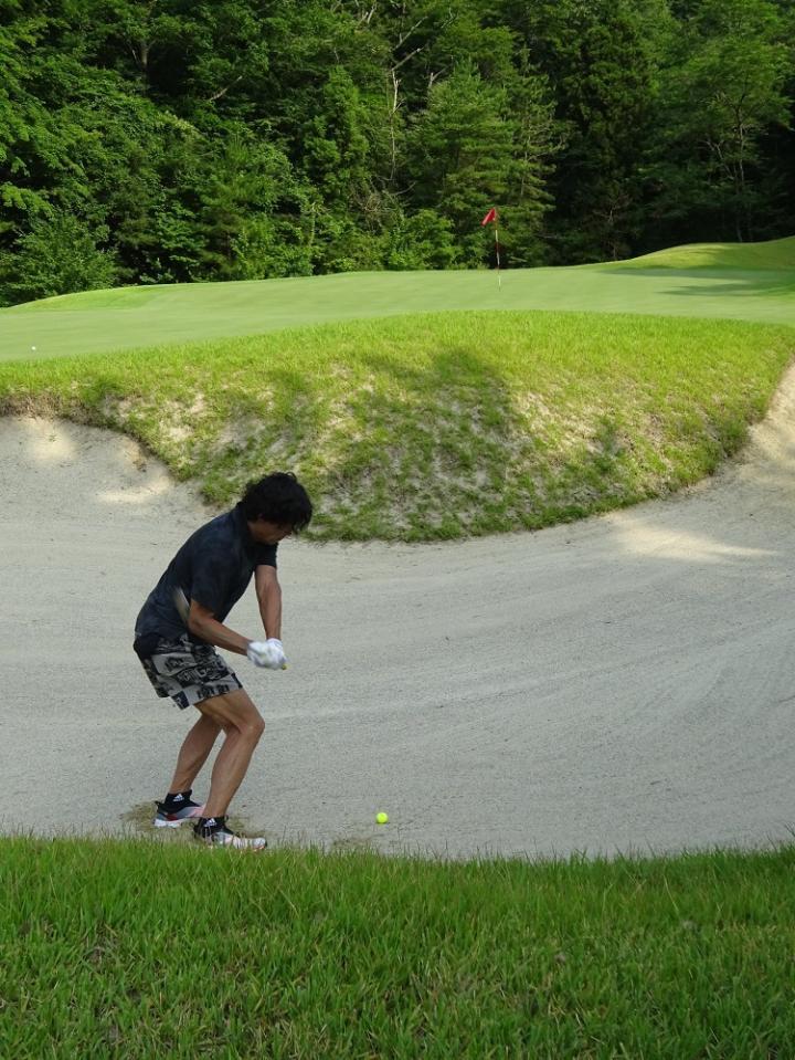 最高のバンカーショットを見せた４番