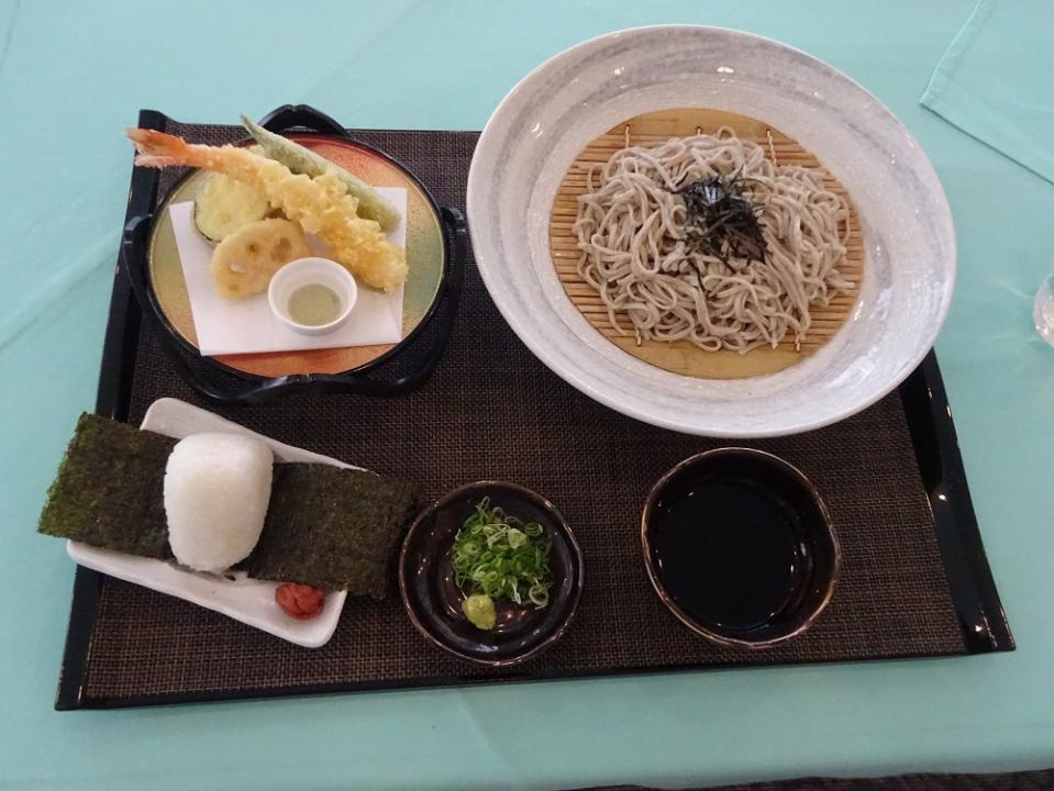 夏にぴったりの天ぷらとそばの定食