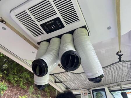 クーラーカートの内部。吹き出し口は伸縮式のダクトによりお好みの向きや距離が調整可能