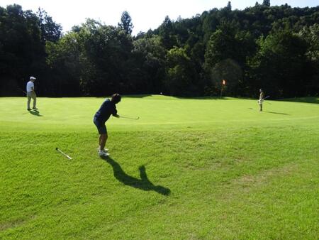 ３２０ヤードかっ飛ばし、２打目はここから