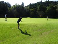 ３２０ヤードかっ飛ばし、２打目はここから