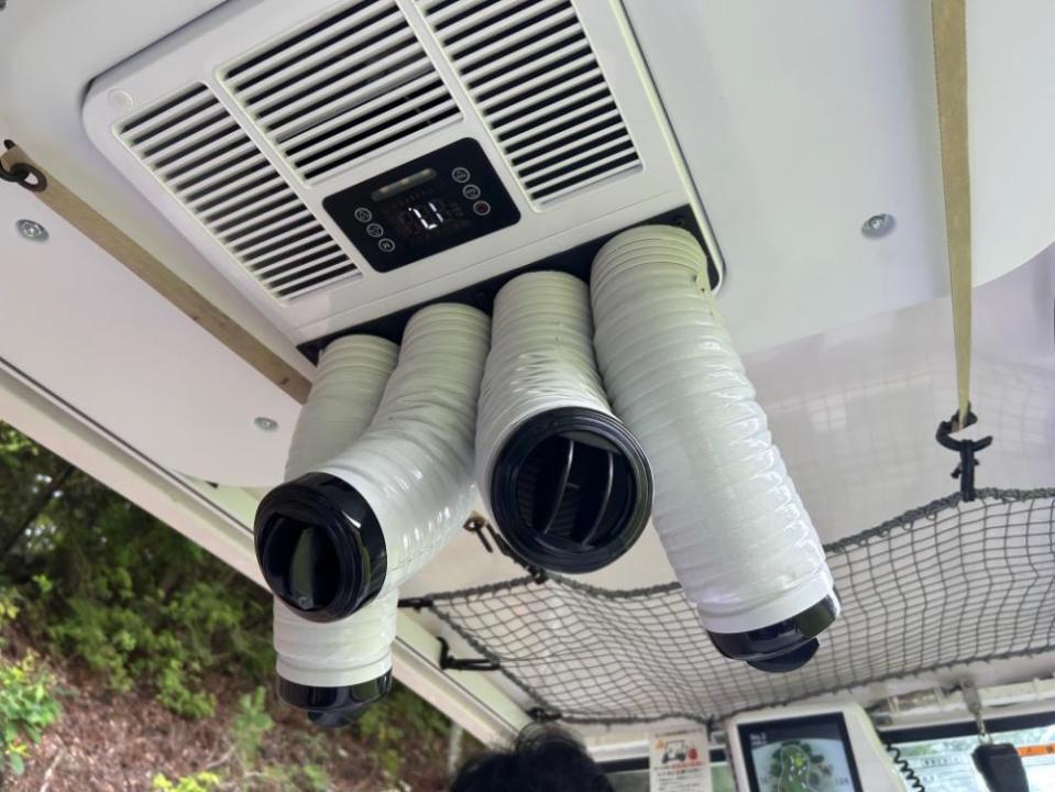 クーラーカートの内部。吹き出し口は伸縮式のダクトによりお好みの向きや距離が調整可能