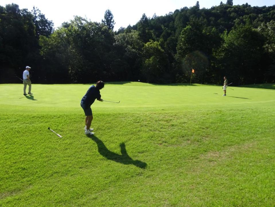 ３２０ヤードかっ飛ばし、２打目はここから