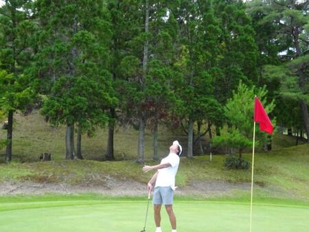 短いパットも気を抜けないのが加舎の里のグリーンだ