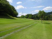 カート道がフェアウエー中央を走る広々とした１８番パー５