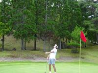 短いパットも気を抜けないのが加舎の里のグリーンだ