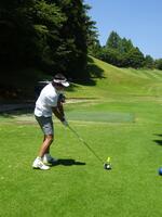 難しい１０番ティーショットでフェアウエーを捉える大畑さん