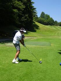 難しい１０番ティーショットでフェアウエーを捉える大畑さん