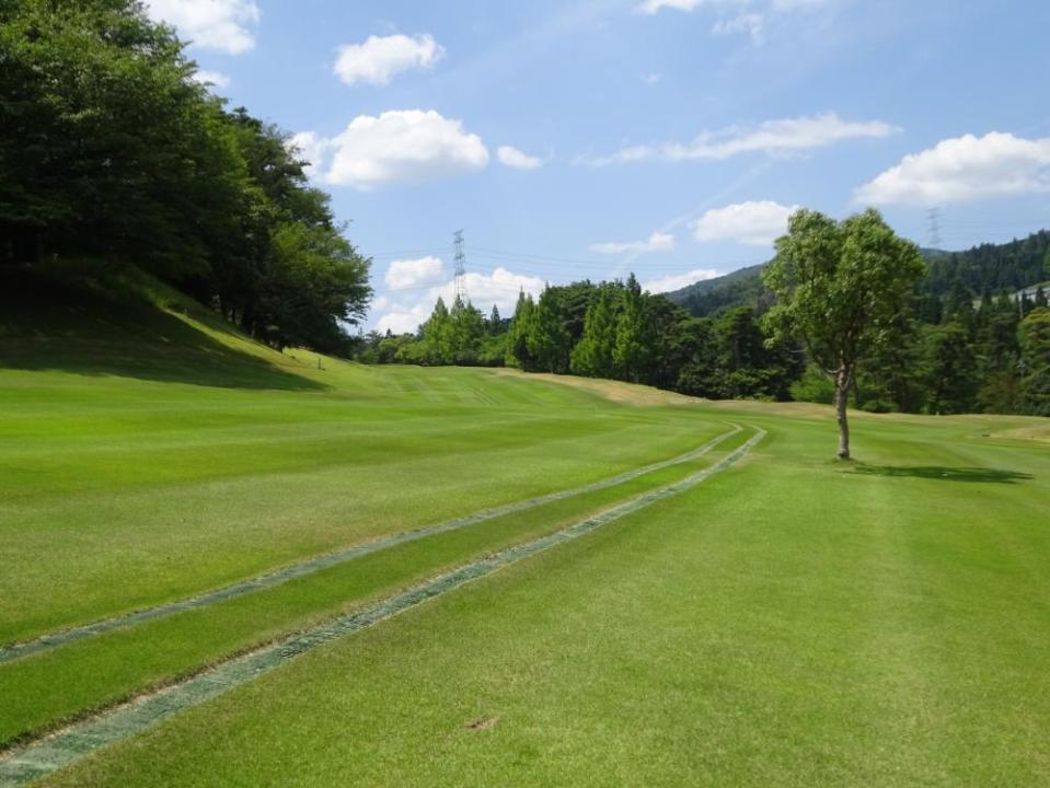 カート道がフェアウエー中央を走る広々とした１８番パー５