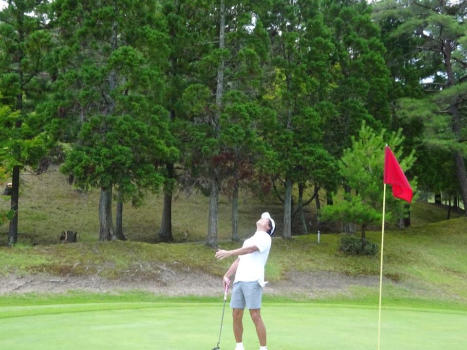 短いパットも気を抜けないのが加舎の里のグリーンだ