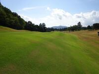 左右で数メートルの高さが違う８番のフェアウエー