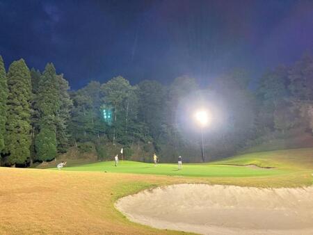 LEDライトでナイトゴルフはこんなにも明るく快適にプレー可能