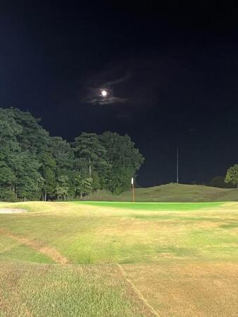 ３番グリーン後方にはぽっかりお月様