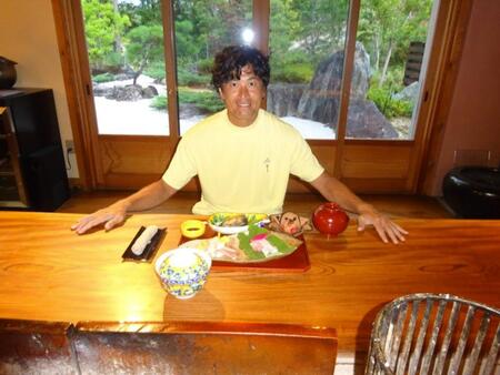 日本庭園をバックにミシュランシェフのコースに舌鼓の大畑さん