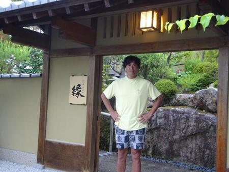 「欅の宿　縁」の数寄屋門