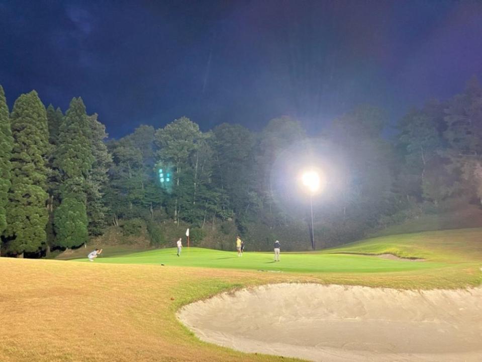 LEDライトでナイトゴルフはこんなにも明るく快適にプレー可能