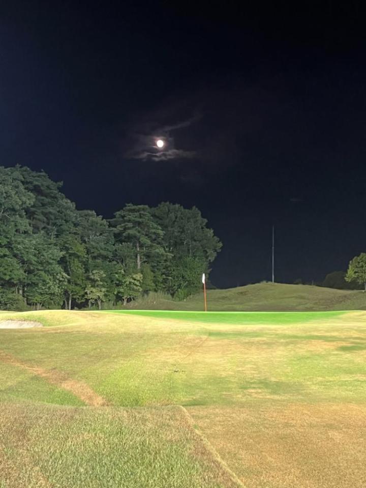 ３番グリーン後方にはぽっかりお月様