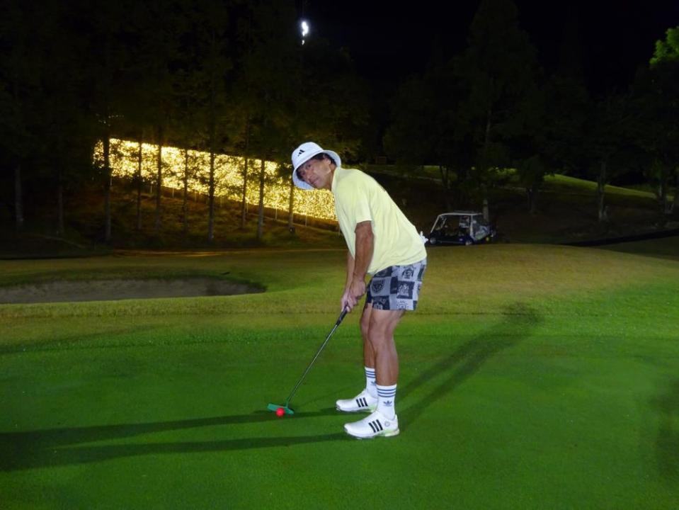 同コースではクラブやグッズ開発も。２番、光のトンネルを前に同社開発のデカヘッドパターを手にする大畑さん