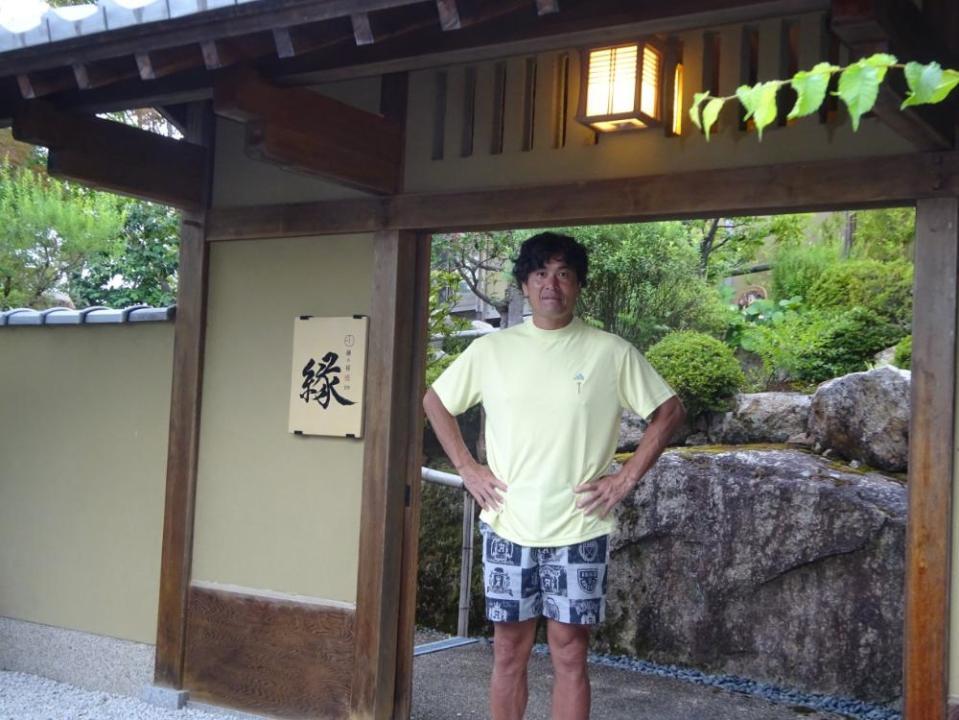 「欅の宿　縁」の数寄屋門