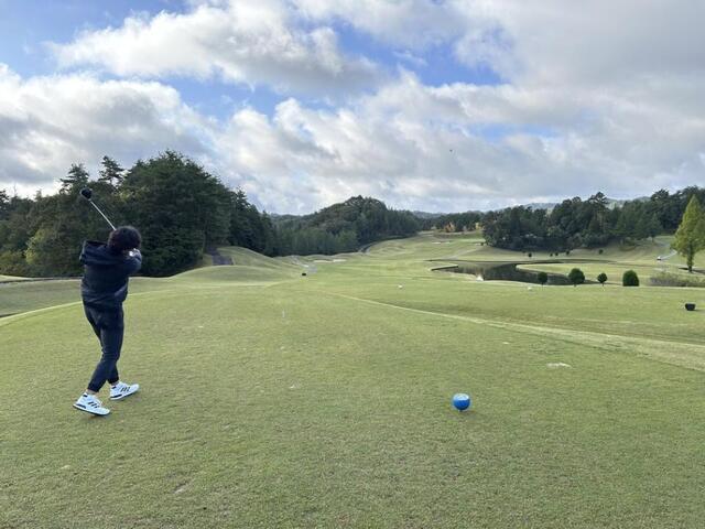 右サイドに池が広がる４番パー４。豪快にドライバーを振り抜く大畑さん