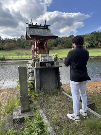 スタート前に龍神様が奉られた社に手を合わせる大畑さん