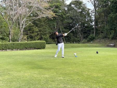 ティーショットを放つ大畑さん