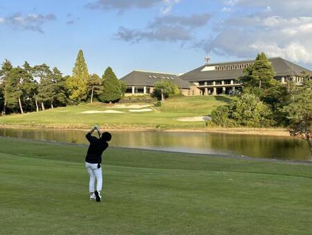 名物ホールの１８番パー４。龍神様が宿る安養坊池越えでグリーンを狙う