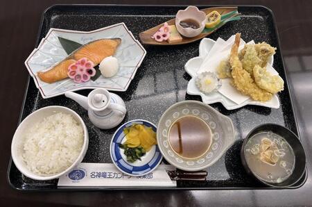 焼き魚に天ぷら盛り合わせが付いた「本日の魚定食」