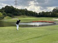 １４番パー４は２打目が池越え。赤い橋が印象的なホール