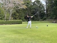 ティーショットを放つ大畑さん